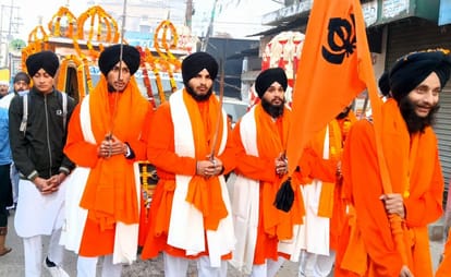 Prabhatferi started from Gurudwara, children showed tricks