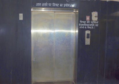 Lift becomes showpiece, pregnant women face problems
