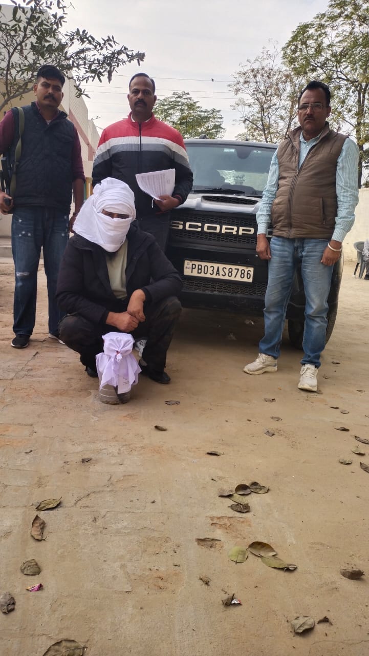 Youth traveling in car arrested with 9 mm pistol, 8 cartridges and three lakh rupees