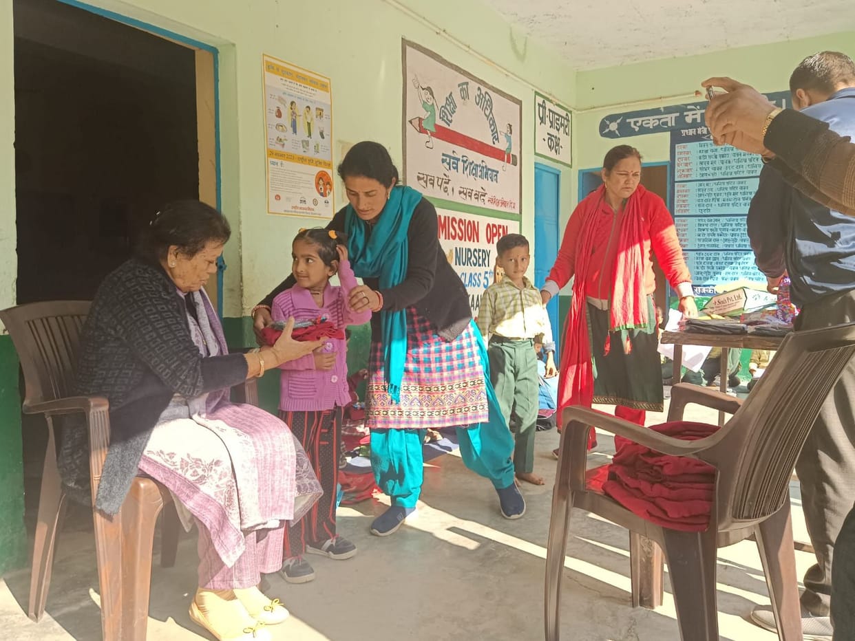 Stree Sabha Tal and Bariyan School

Distributed sweaters and socks to 44 children in