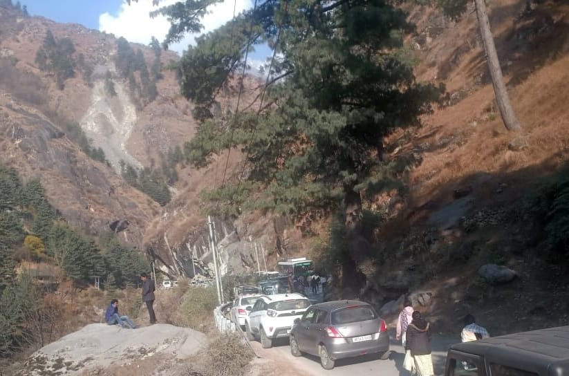 Jam in Manikarna Kasol at the beginning of winter season, tourists remained stranded