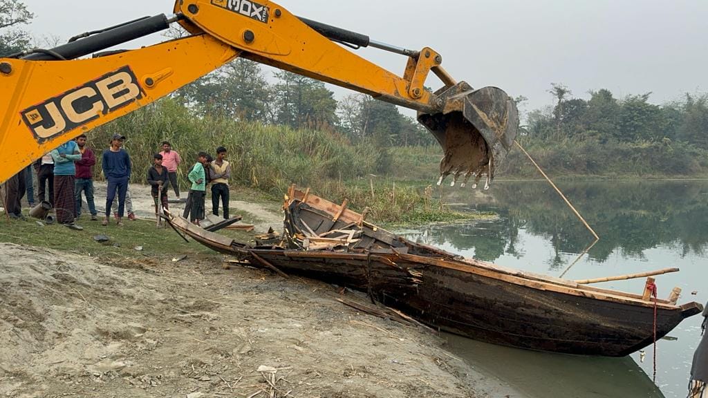 Naib Tehsildar broke the boat used in sand mining