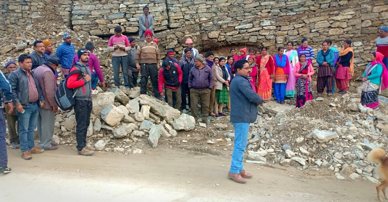 Demonstration of villagers of Nargoli, Pausa Postola regarding bad road condition