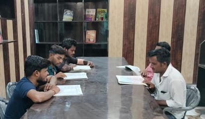 Officers also left as soon as DM and SP left from Samadhan Diwas