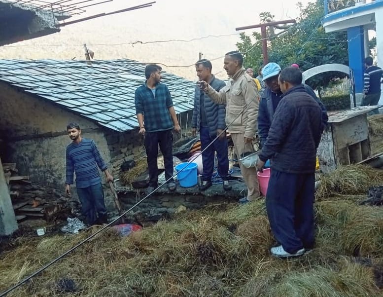 Grass kept in under construction building in Shastri Nagar burnt