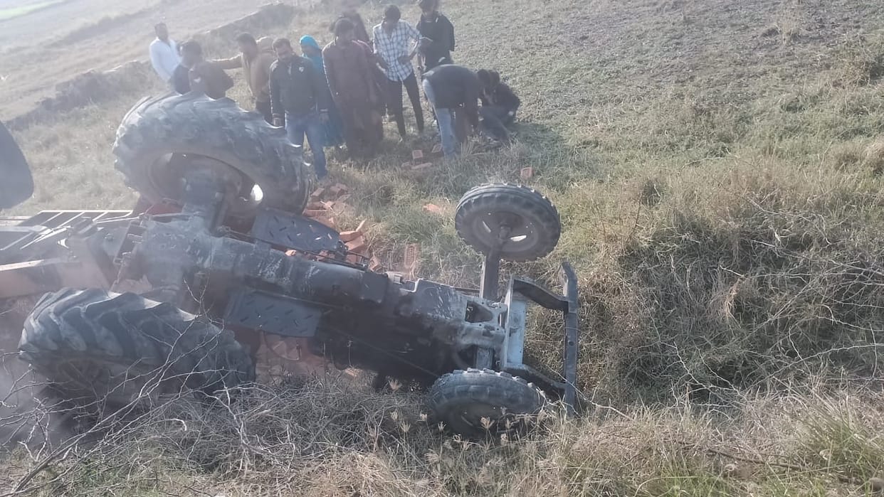 Bikes collided with each other, tractor-trolley overturned while trying to save, caught fire