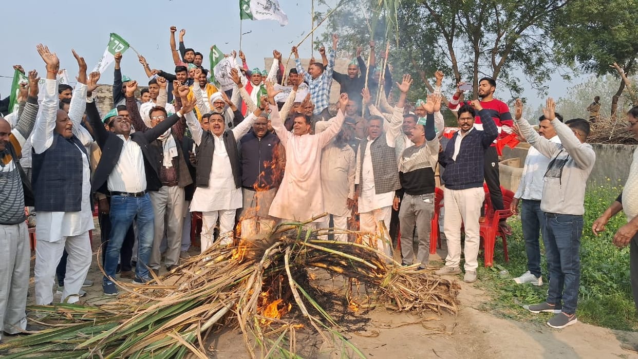 RLD protested by burning sugarcane for not declaring the price