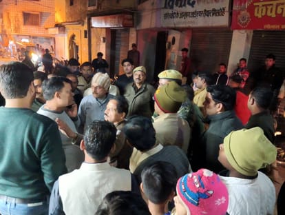 Ran away from the silversmith's shop with a chain and ring, was caught and beaten by the mob