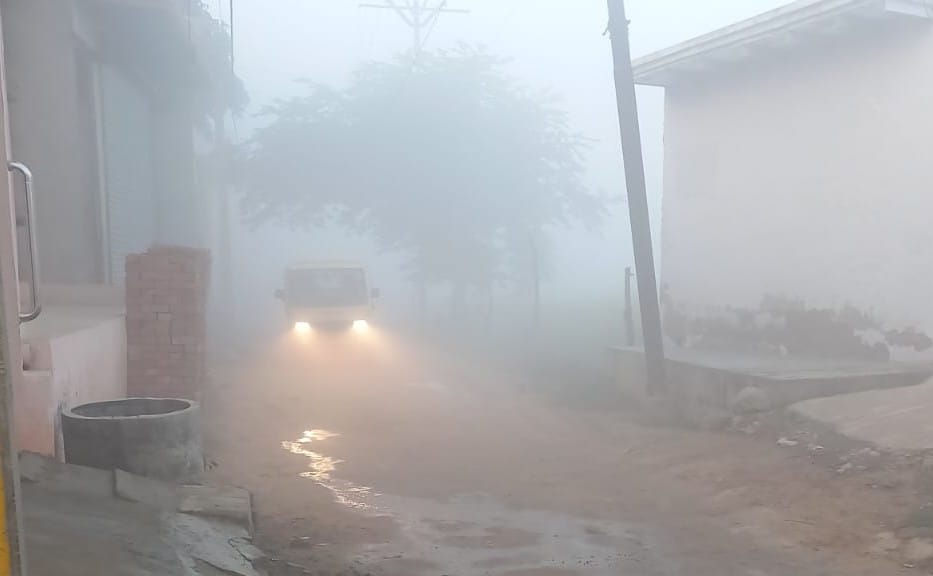Fog slowed down the speed of vehicles, people shivered in the cold