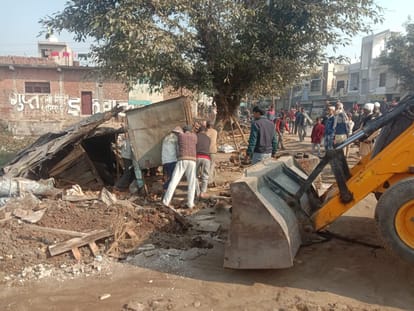 Shops set up by occupying railway land were removed