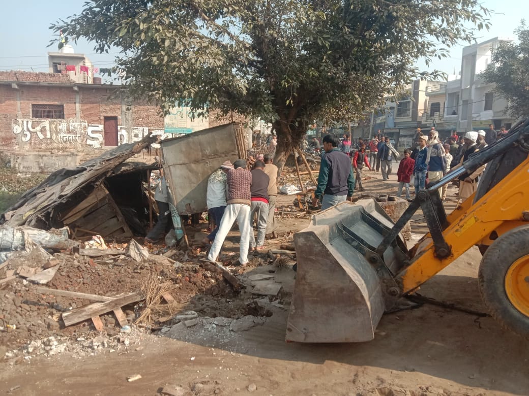 Shops set up by occupying railway land were removed