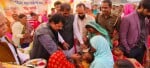 क्षेत्र के जंगल हनुमानगंज में आयोजित विकसित भारत संकल्प यात्रा कार्यक्रम में अन्नप्राशन कराते स