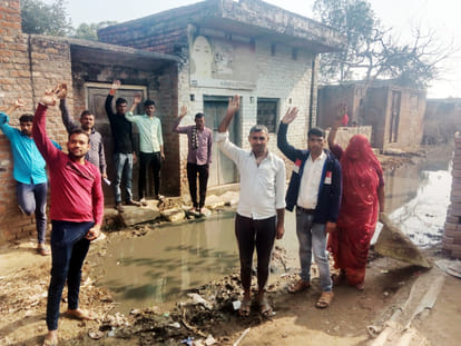 Villagers demonstrated against filth in Asauli