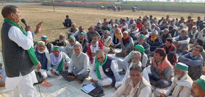 Budaun News: जमीन के अधिग्रहण का विरोध करेंगे किसान Villagers demonstrated against filth in Asauli