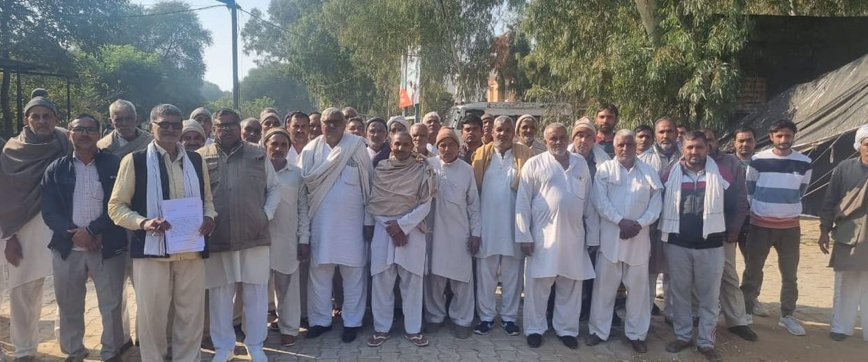 Protesting against embezzlement, farmers of three villages along with All India Kisan Sabha complained to the Deputy Commissioner.