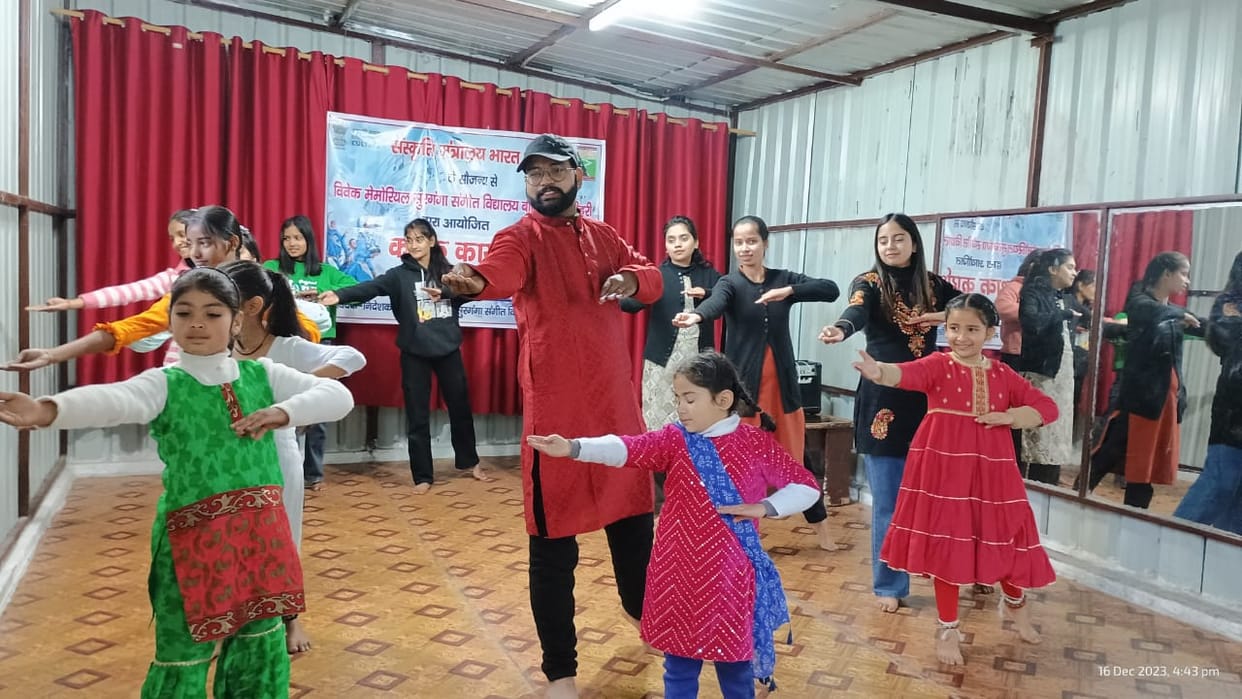 30 students of the city are learning the tricks of Kathak dance.