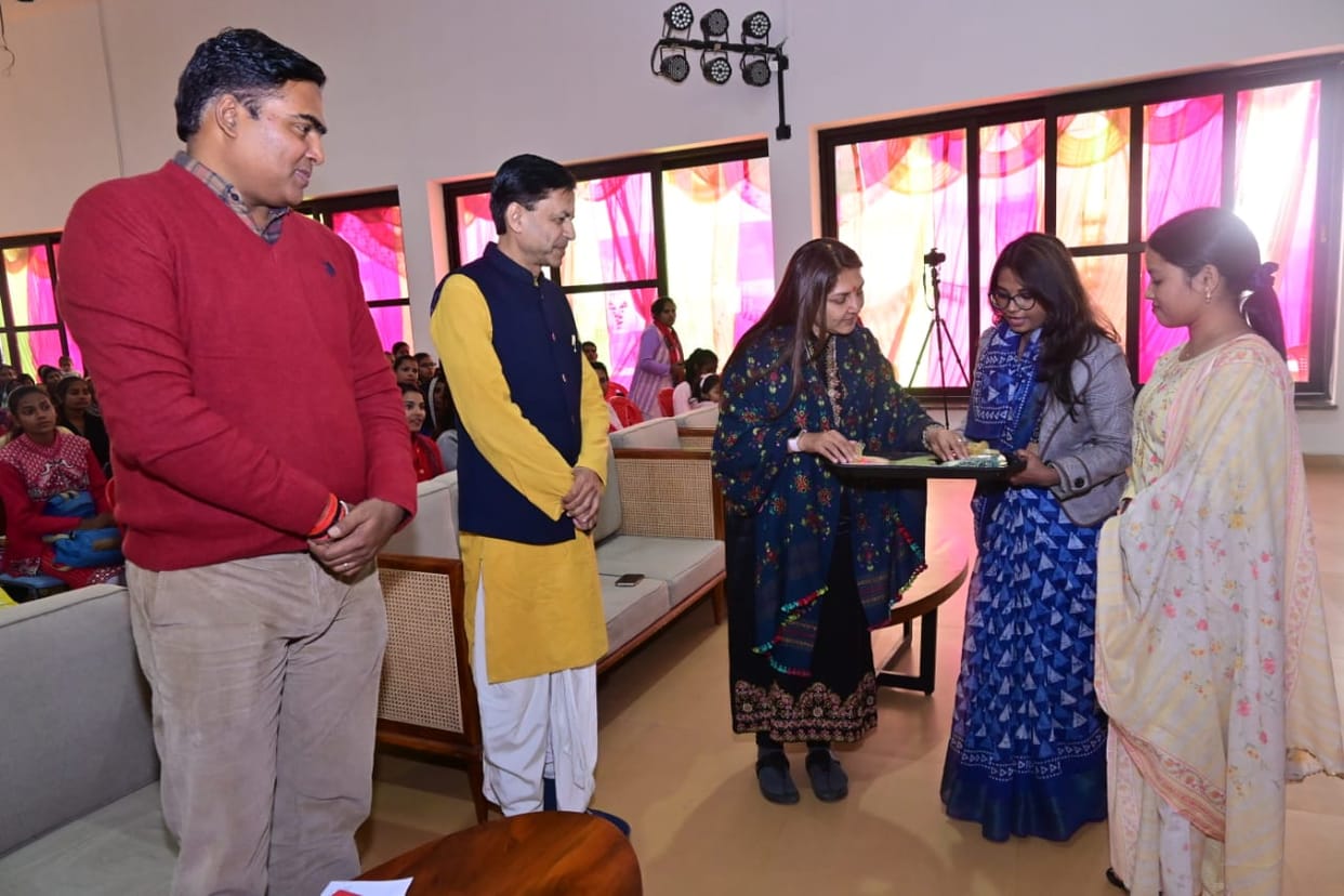 governer daughter reached in hast kala sangam