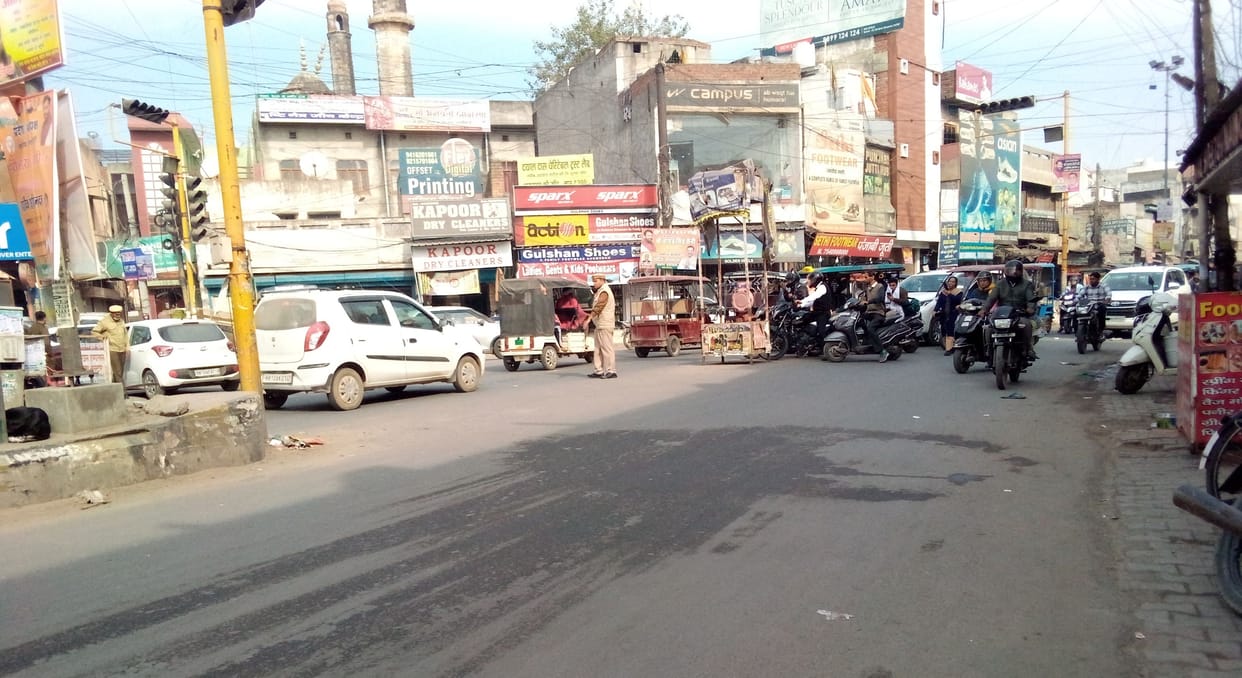 zebra crossings are not visible on the roads
