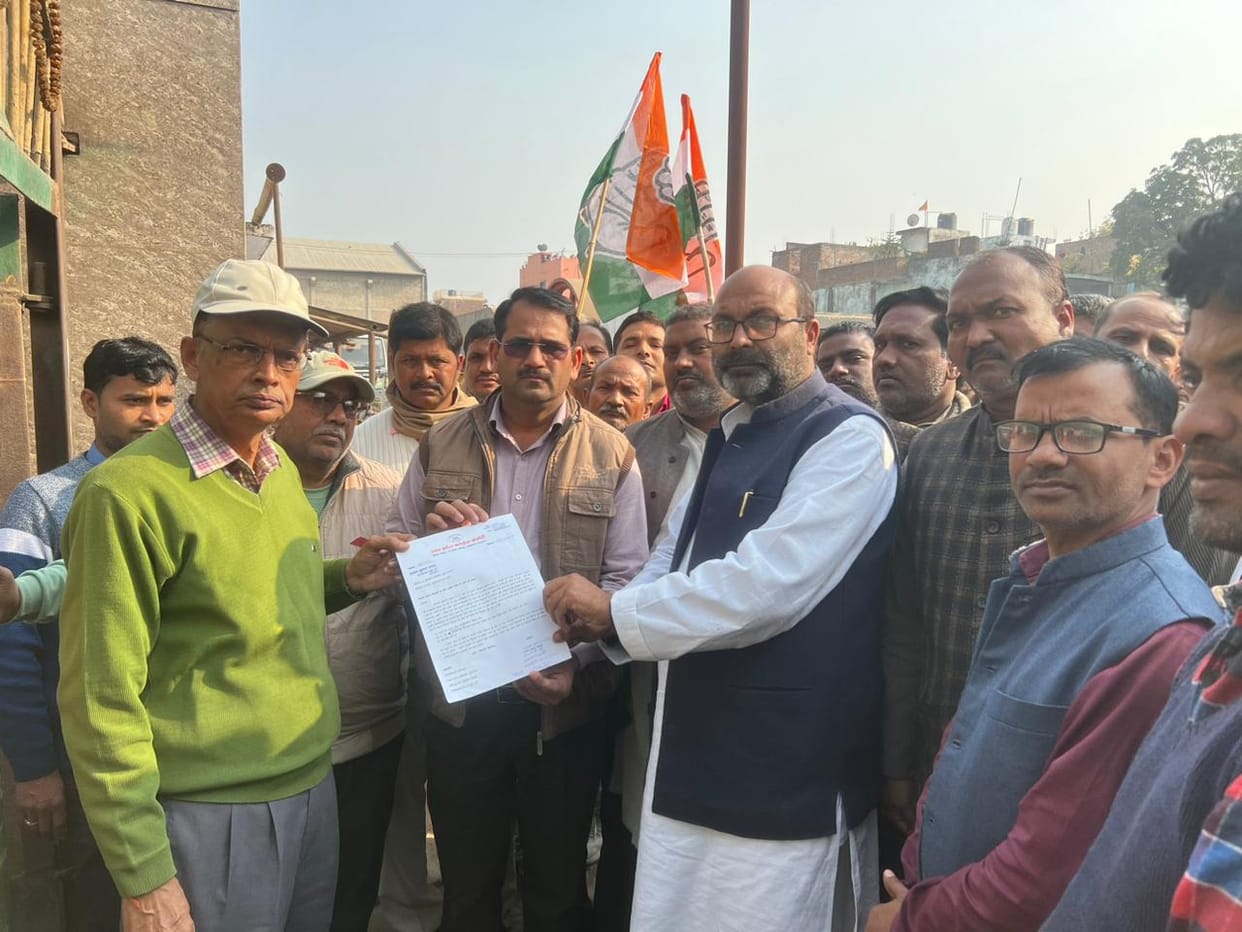 After protesting, memorandum was submitted to the sugarcane general manager.