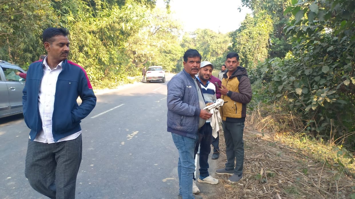 Theft in liquor shop, police embroiled in border dispute