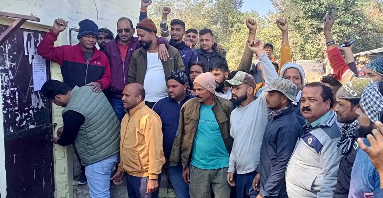 Demonstration of mining traders in Tanakpur, lockout of weighing scale