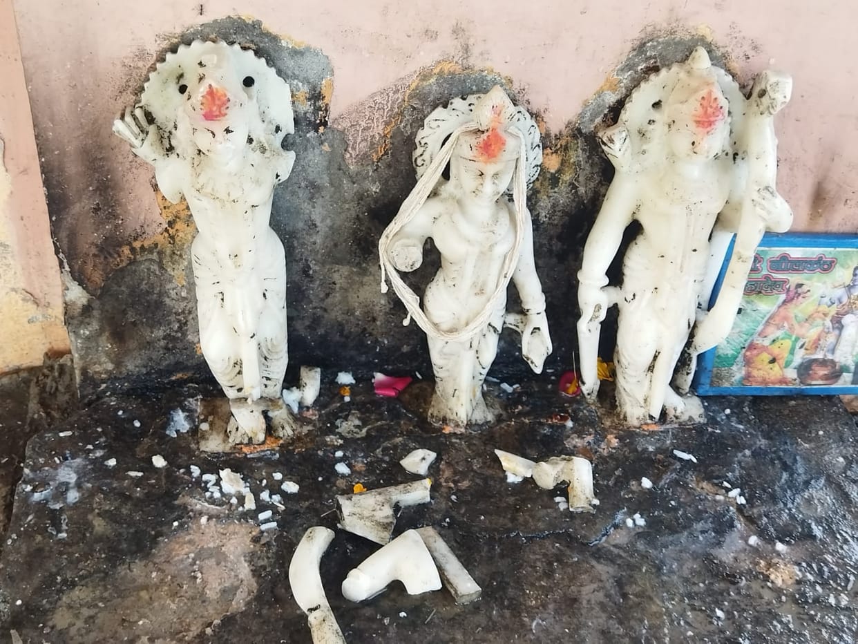 Sri Ram-Sita, Laxman's idols broke, demonstration