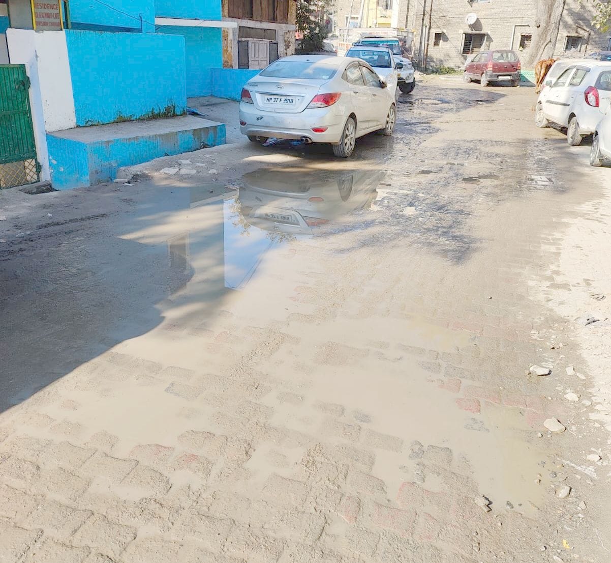 Sewerage chamber leaks, school children and people troubled by dirt