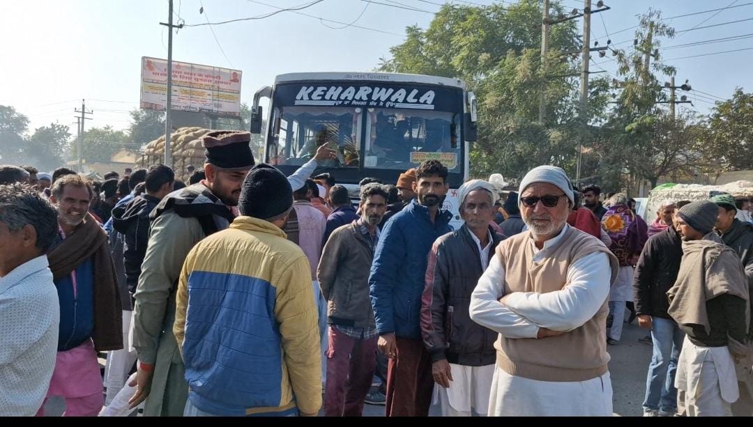 Farmers expressed anger on getting fair price for soft crop, blocked Dabwali road