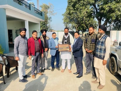 Students went to the police station and learned about the functioning of the police.