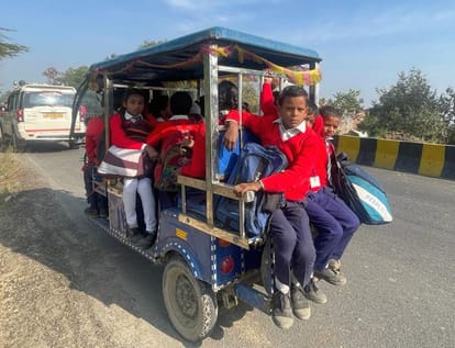 15 school children were riding on e-rickshaw, seized