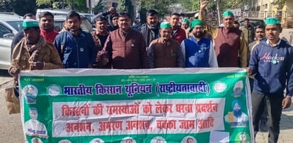 Farmers protest against toll plaza in Puwayan and Banda