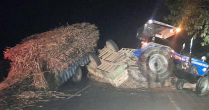 Two trolleys filled with sugarcane overturned on the highway, causing a long traffic jam