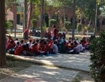 पटेल नगर स्थित राजकीय सीनियर सेकेंडरी स्कूल परिसर में टाट पर बैठे विद्यार्थी। संवाद।
