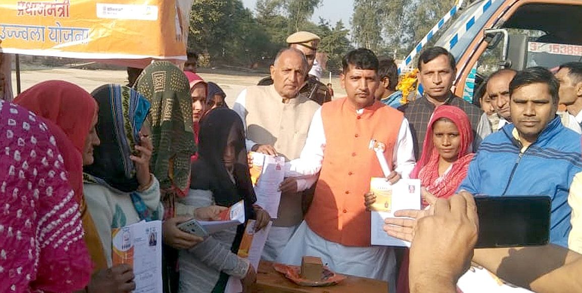 Villagers welcomed Vikas Bharat Sankalp Yatra that reached village market