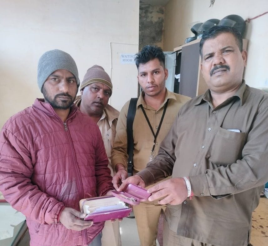 Roadways employees showed honesty by returning jewelery worth lakhs of rupees