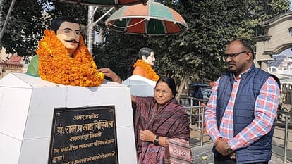 Remembered the immortal martyr by offering flowers