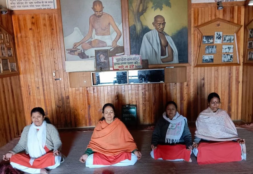 Yoga was given to tourists in Anasakti Ashram.