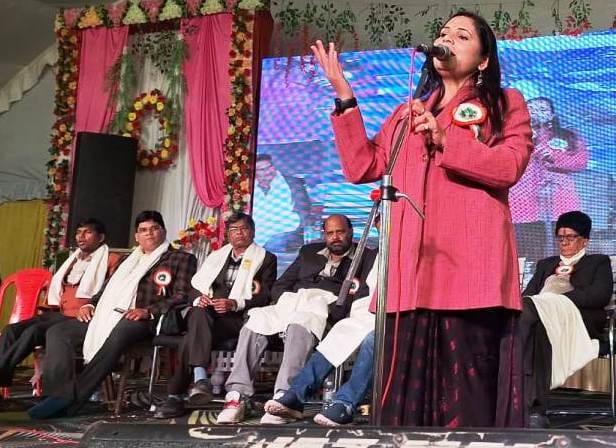 A poetess reciting poetry in the poet's conference organized in the Shaheed Fair going on in Nagar Panchayat Nagar.