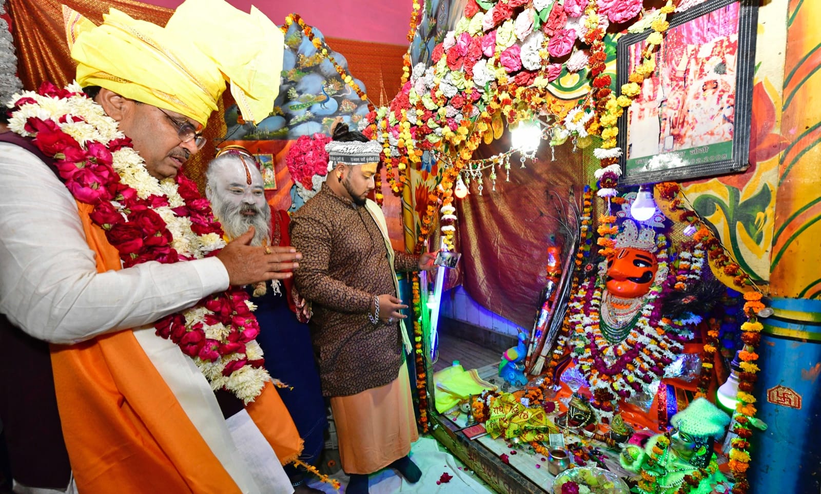 पूंछरी का लौठा में पूजन करते राजस्थान के मुख्यमंत्री भजनलाल शर्मा