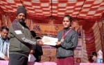 दीक्षा को प्रमाण पत्र देकर सम्मानित करते अतिथि। संवाद