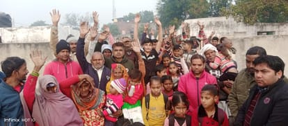 Aligarh News: शिक्षक के निलंबन पर ग्रामीणाें ने किया प्रदर्शन, बहाल करने की मांग Villagers protested against teacher's suspension