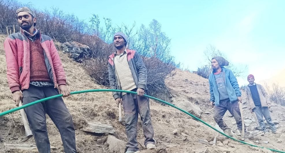 When the lines got jammed, drinking water was arranged by laying plastic pipes for three kilometers.