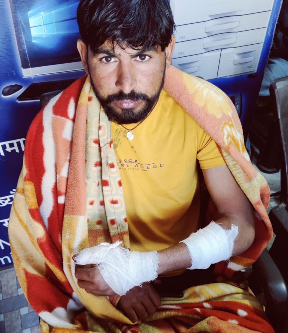 Young man attacked due to complaint on CM window, hand cut with sword