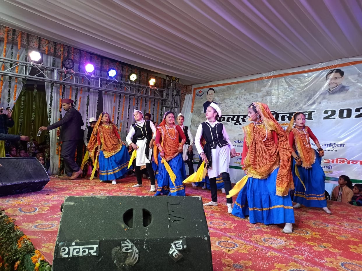 The audience danced on Bedupako Baro Masa...