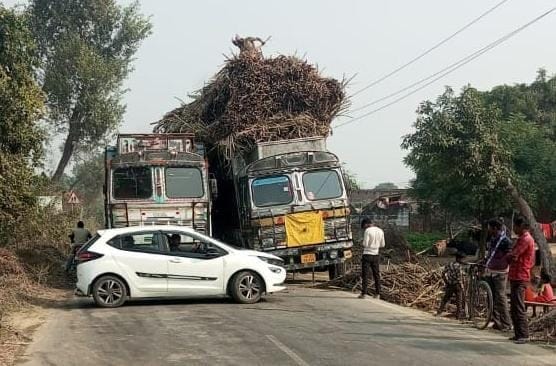 So much overloading... the truck tilted to one side.