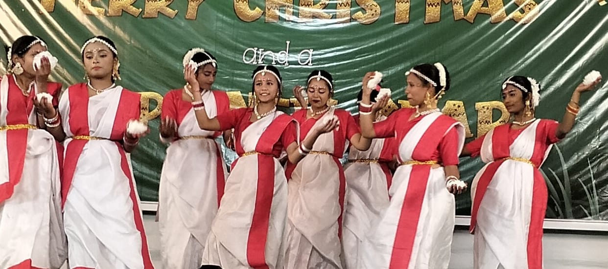 The audience danced to the children's Chholiya dance performance.