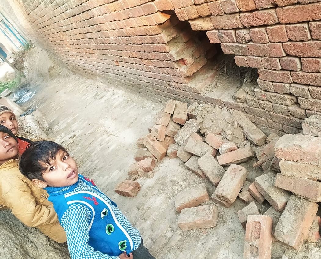 One and a half lakh rupees were stolen by breaking into a farmer's house