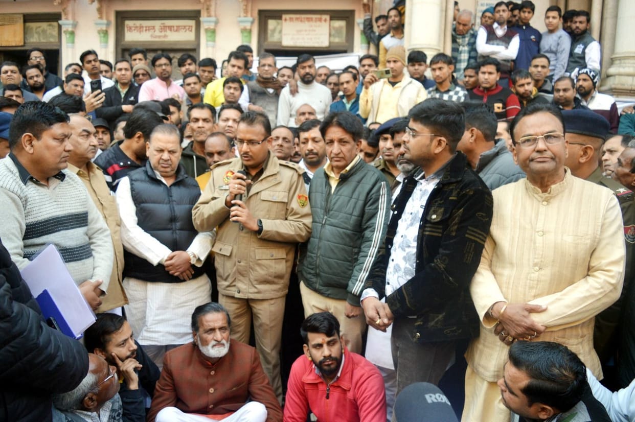 Traders closed the market in the morning in protest against theft incidents, opened in the afternoon