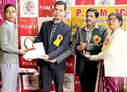 Budaun News: सामान्य ज्ञान में अव्वल रहीं नूरसबा समेत बच्चे पुरस्कृत Children including Noorsaba who topped in General Knowledge were awarded