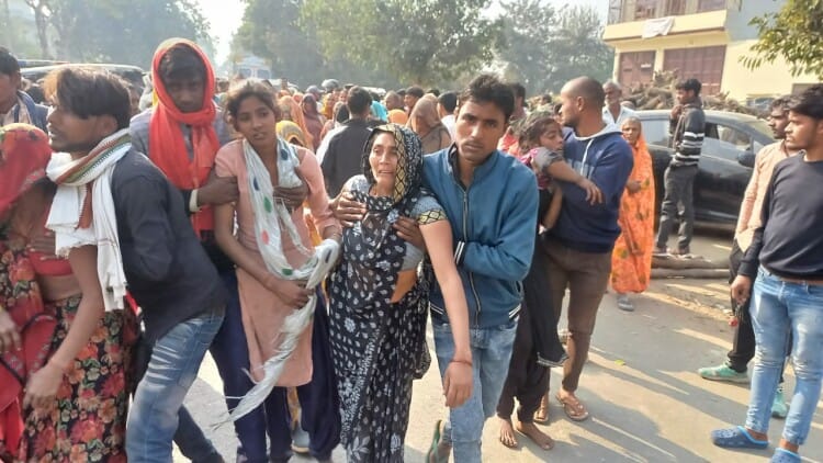 Aligarh News: अतरौली में सांड़ के हमले से लकड़ी के ठेकेदार की मौत, लगाया जाम